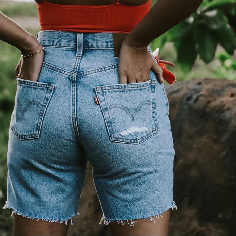 Levi’s Premium 90’s Loose Fit Distressed Jean Shorts in Sketch Artist NEW